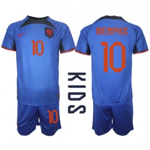 Nederländerna Memphis Depay #10 Bortaställ Barn VM 2022 Kortärmad (+ Korta byxor)